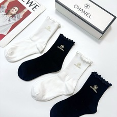 配包装 🌟【一盒4双】 🌟Chanel 香奈儿 经典纯色 字母logo 纯棉木耳边中筒袜 🌟ins爆款!专柜在售ing 配包装 🌟【一盒4双】 🌟Chanel 香奈儿 经典纯色 字母logo 纯棉木耳边中筒袜 🌟ins爆款!专柜在售ing