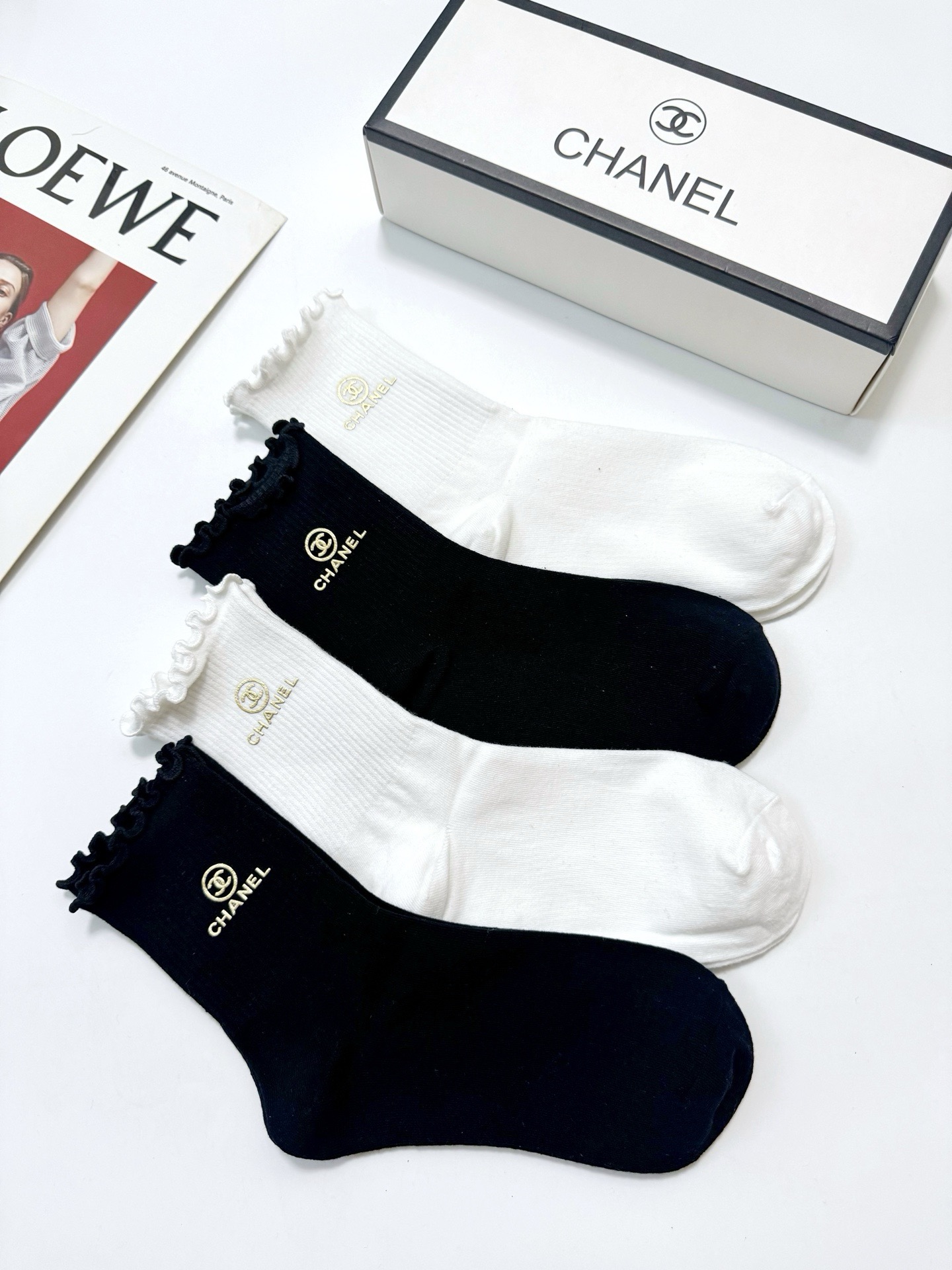 配包装 🌟【一盒4双】 🌟Chanel 香奈儿 经典纯色 字母logo 纯棉木耳边中筒袜 🌟ins爆款!专柜在售ing 配包装 🌟【一盒4双】 🌟Chanel 香奈儿 经典纯色 字母logo 纯棉木耳边中筒袜 🌟ins爆款!专柜在售ing