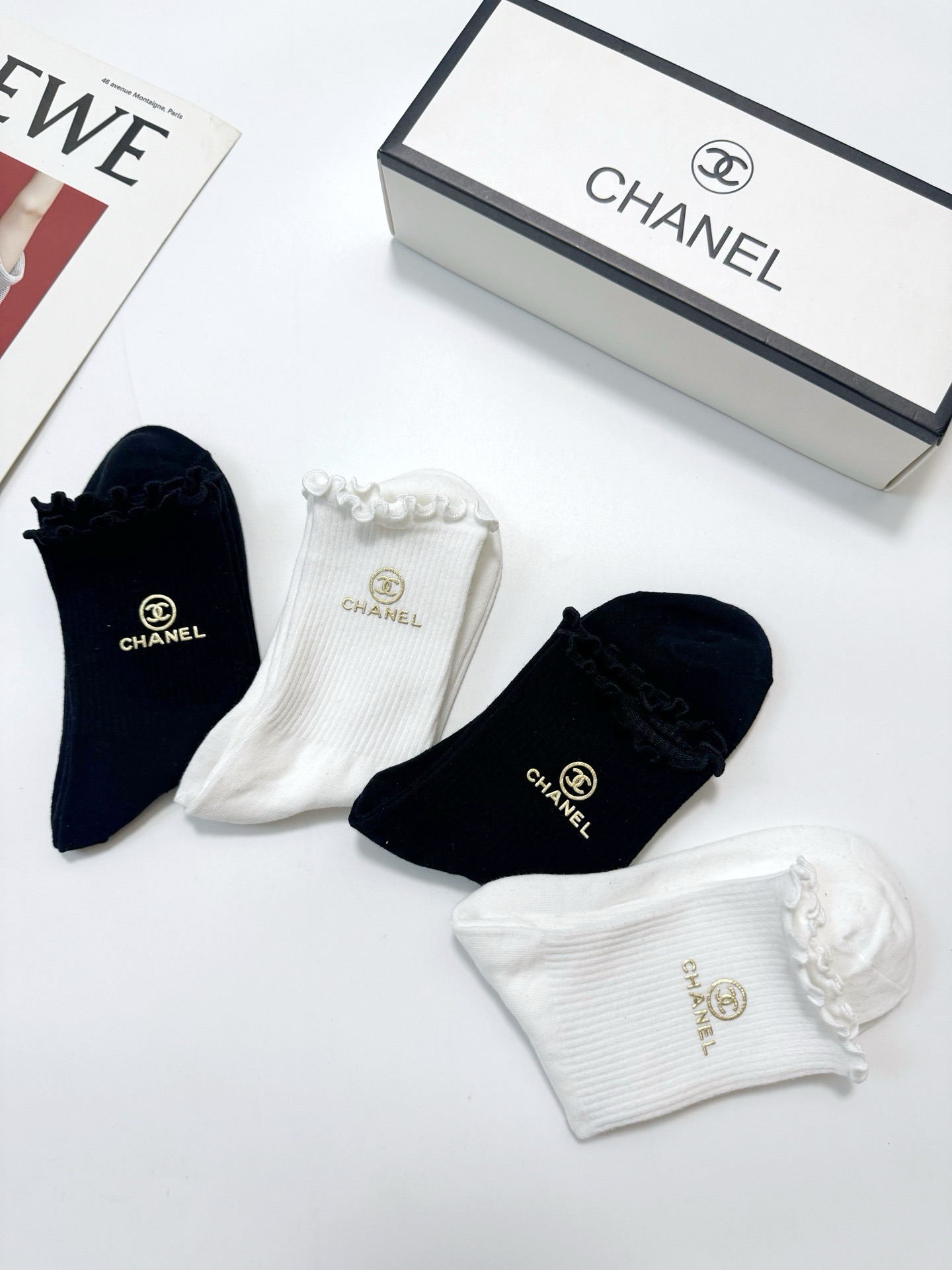 配包装 🌟【一盒4双】 🌟Chanel 香奈儿 经典纯色 字母logo 纯棉木耳边中筒袜 🌟ins爆款!专柜在售ing 配包装 🌟【一盒4双】 🌟Chanel 香奈儿 经典纯色 字母logo 纯棉木耳边中筒袜 🌟ins爆款!专柜在售ing