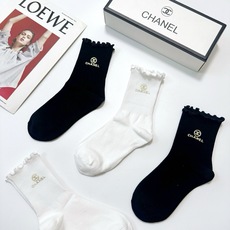 配包装 🌟【一盒4双】 🌟Chanel 香奈儿 经典纯色 字母logo 纯棉木耳边中筒袜 🌟ins爆款!专柜在售ing 配包装 🌟【一盒4双】 🌟Chanel 香奈儿 经典纯色 字母logo 纯棉木耳边中筒袜 🌟ins爆款!专柜在售ing