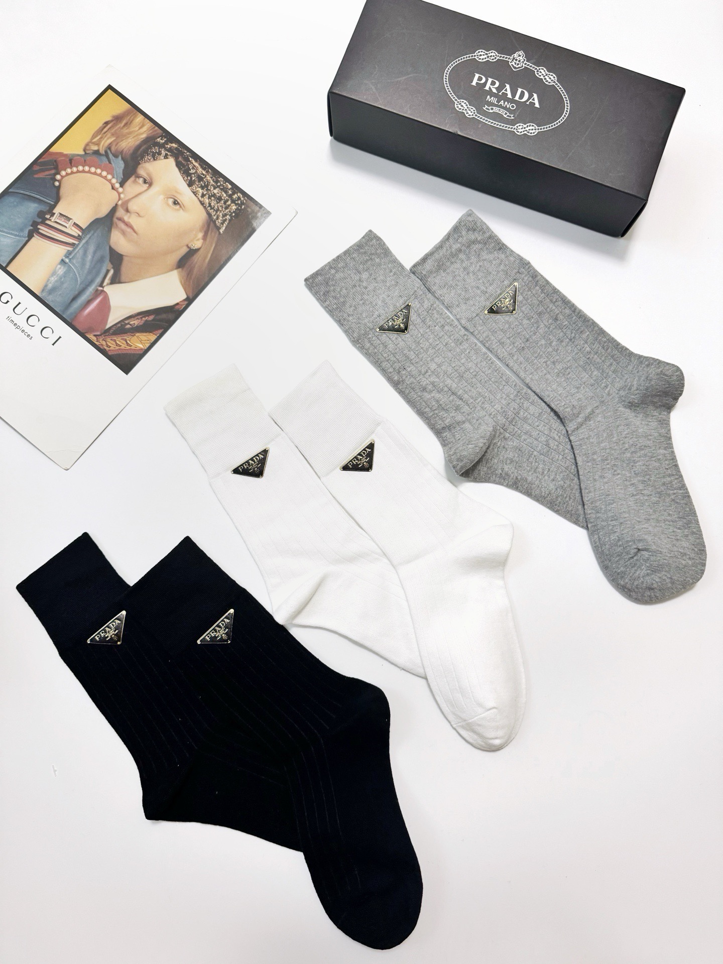 配包装 🌟一盒3双,爆款回货 🌟Prada 普拉达 经典字母logo纯棉中筒袜 🌟ins爆款!专柜在售ing 🌟好看 配包装 🌟一盒3双,爆款回货 🌟Prada 普拉达 经典字母logo纯棉中筒袜 🌟ins爆款!专柜在售ing 🌟好看