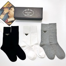 配包装 🌟一盒3双,爆款回货 🌟Prada 普拉达 经典字母logo纯棉中筒袜 🌟ins爆款!专柜在售ing 🌟好看 配包装 🌟一盒3双,爆款回货 🌟Prada 普拉达 经典字母logo纯棉中筒袜 🌟ins爆款!专柜在售ing 🌟好看