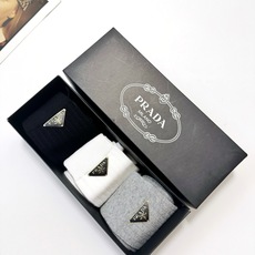 配包装 🌟一盒3双,爆款回货 🌟Prada 普拉达 经典字母logo纯棉中筒袜 🌟ins爆款!专柜在售ing 🌟好看 配包装 🌟一盒3双,爆款回货 🌟Prada 普拉达 经典字母logo纯棉中筒袜 🌟ins爆款!专柜在售ing 🌟好看