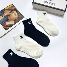 配包装 🌟【一盒4双】 🌟Chanel 香奈儿 经典字母logo 纯棉短筒袜 经典纯色短袜 🌟ins爆款!专柜在售ing 配包装 🌟【一盒4双】 🌟Chanel 香奈儿 经典字母logo 纯棉短筒袜 经典纯色短袜 🌟ins爆款!专柜在售ing