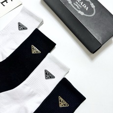 配包装 🌟【一盒4 双】 🌟Prada 普拉达 经典字母logo纯棉中筒袜 🌟ins爆款!专柜在售ing 🌟好看到爆 配包装 🌟【一盒4 双】 🌟Prada 普拉达 经典字母logo纯棉中筒袜 🌟ins爆款!专柜在售ing 🌟好看到爆