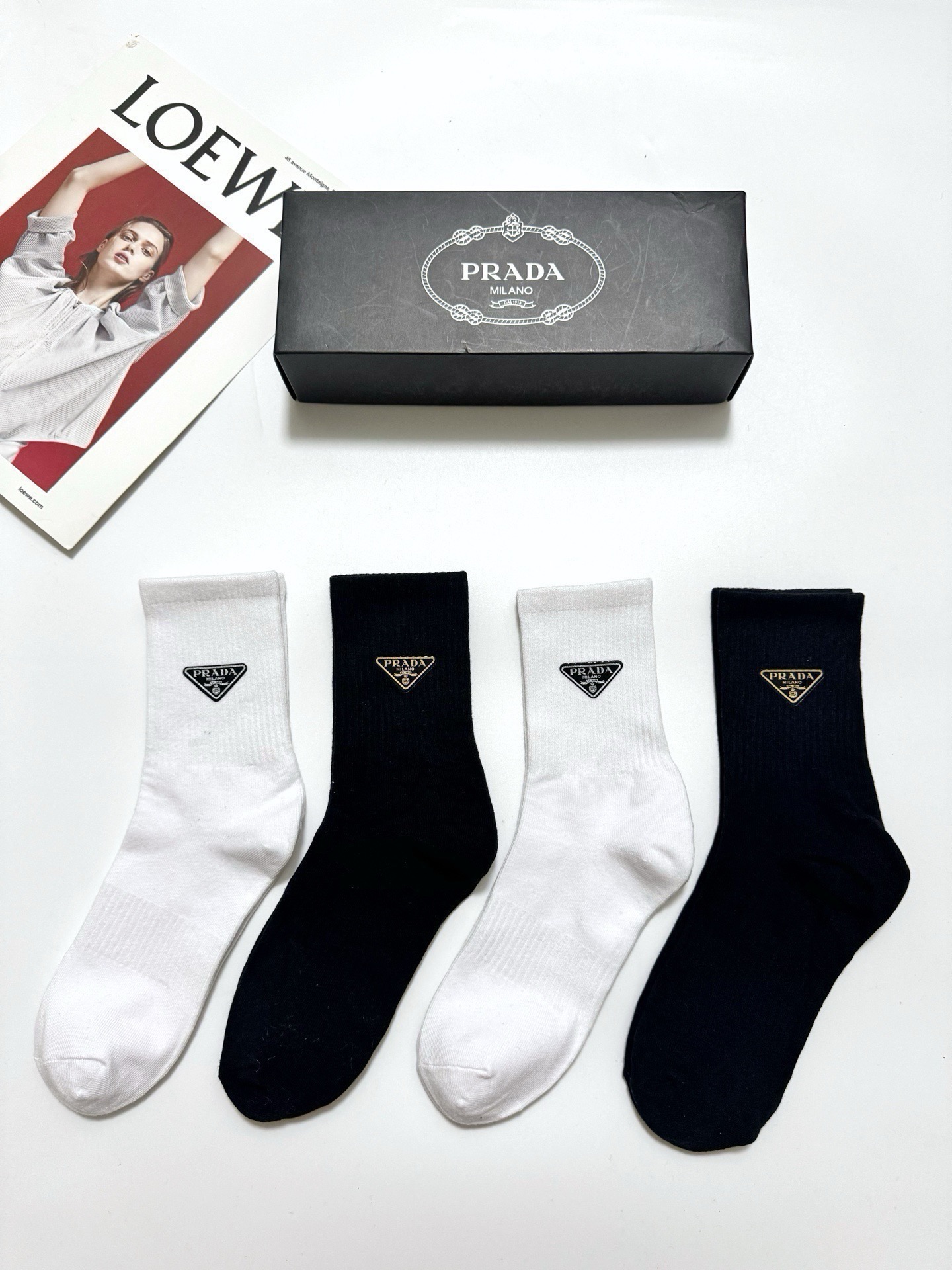 配包装 🌟【一盒4 双】 🌟Prada 普拉达 经典字母logo纯棉中筒袜 🌟ins爆款!专柜在售ing 🌟好看到爆 配包装 🌟【一盒4 双】 🌟Prada 普拉达 经典字母logo纯棉中筒袜 🌟ins爆款!专柜在售ing 🌟好看到爆