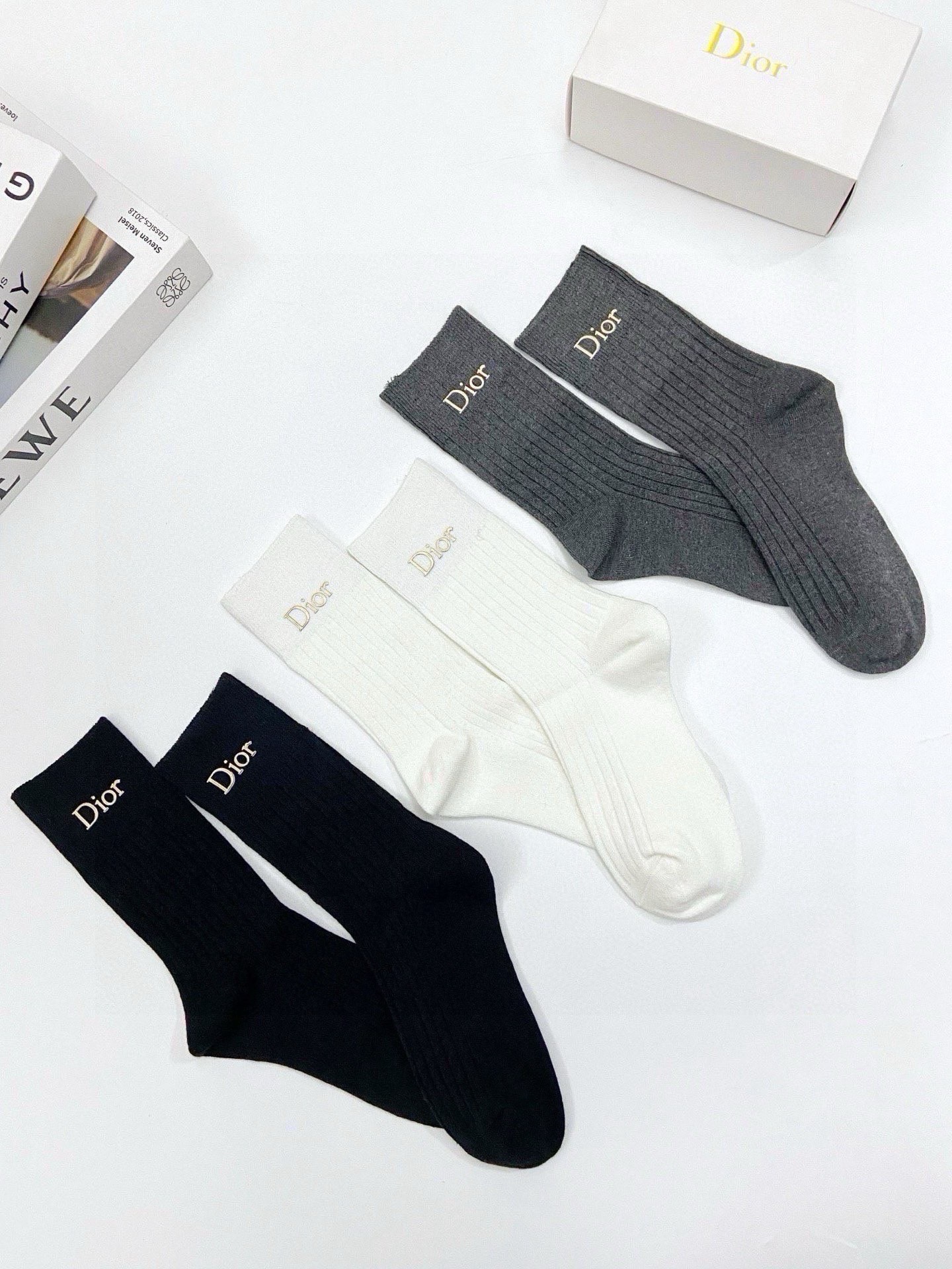 配包装 🌟【一盒3 双】 🌟 Dior 迪奥 经典字母logo纯棉 中筒袜 🌟经典配色个性时尚 🌟ins爆款!专柜在 配包装 🌟【一盒3 双】 🌟 Dior 迪奥 经典字母logo纯棉 中筒袜 🌟经典配色个性时尚 🌟ins爆款!专柜在