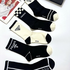 配包装 🌟【一盒5 双】 🌟Prada 普拉达 字母logo纯棉中筒袜 🌟重工装饰个性时尚 🌟ins爆款!专柜在售i 配包装 🌟【一盒5 双】 🌟Prada 普拉达 字母logo纯棉中筒袜 🌟重工装饰个性时尚 🌟ins爆款!专柜在售i