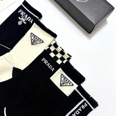 配包装 🌟【一盒5 双】 🌟Prada 普拉达 字母logo纯棉中筒袜 🌟重工装饰个性时尚 🌟ins爆款!专柜在售i 配包装 🌟【一盒5 双】 🌟Prada 普拉达 字母logo纯棉中筒袜 🌟重工装饰个性时尚 🌟ins爆款!专柜在售i