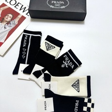 配包装 🌟【一盒5 双】 🌟Prada 普拉达 字母logo纯棉中筒袜 🌟重工装饰个性时尚 🌟ins爆款!专柜在售i 配包装 🌟【一盒5 双】 🌟Prada 普拉达 字母logo纯棉中筒袜 🌟重工装饰个性时尚 🌟ins爆款!专柜在售i