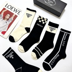 配包装 🌟【一盒5 双】 🌟Prada 普拉达 字母logo纯棉中筒袜 🌟重工装饰个性时尚 🌟ins爆款!专柜在售i 配包装 🌟【一盒5 双】 🌟Prada 普拉达 字母logo纯棉中筒袜 🌟重工装饰个性时尚 🌟ins爆款!专柜在售i