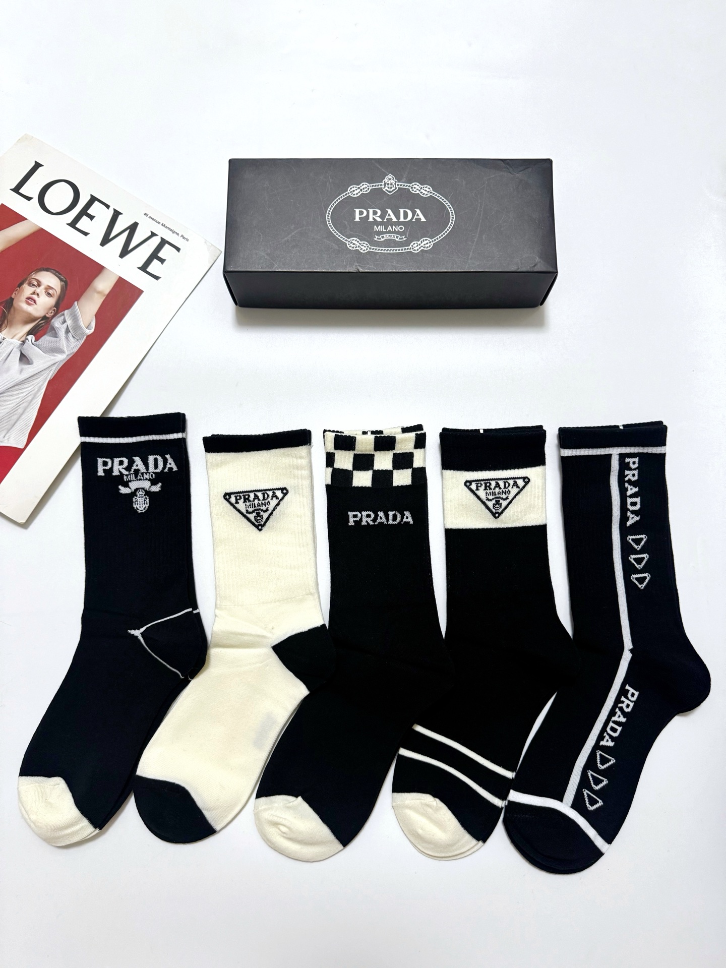 配包装 🌟【一盒5 双】 🌟Prada 普拉达 字母logo纯棉中筒袜   🌟重工装饰个性时尚 🌟ins爆款！专柜在售i