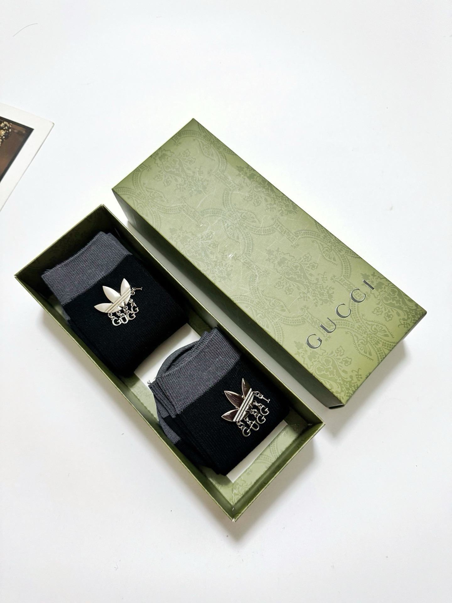 配包装 🌟【一盒2 双】 🌟Gucci 古琦 经典字母logo 纯棉中筒袜 ,ins超火爆短袜,纯棉面料,潮人必 配包装 🌟【一盒2 双】 🌟Gucci 古琦 经典字母logo 纯棉中筒袜 ,ins超火爆短袜,纯棉面料,潮人必