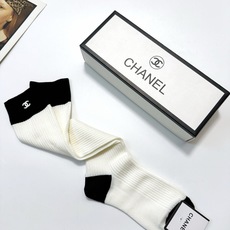 配包装 🌟 一盒一双 🌟Chanel 香奈儿 经典重工手缝字母logo 纯棉中筒袜 小腿袜 🌟ins爆款!专柜在售in 配包装 🌟 一盒一双 🌟Chanel 香奈儿 经典重工手缝字母logo 纯棉中筒袜 小腿袜 🌟ins爆款!专柜在售in