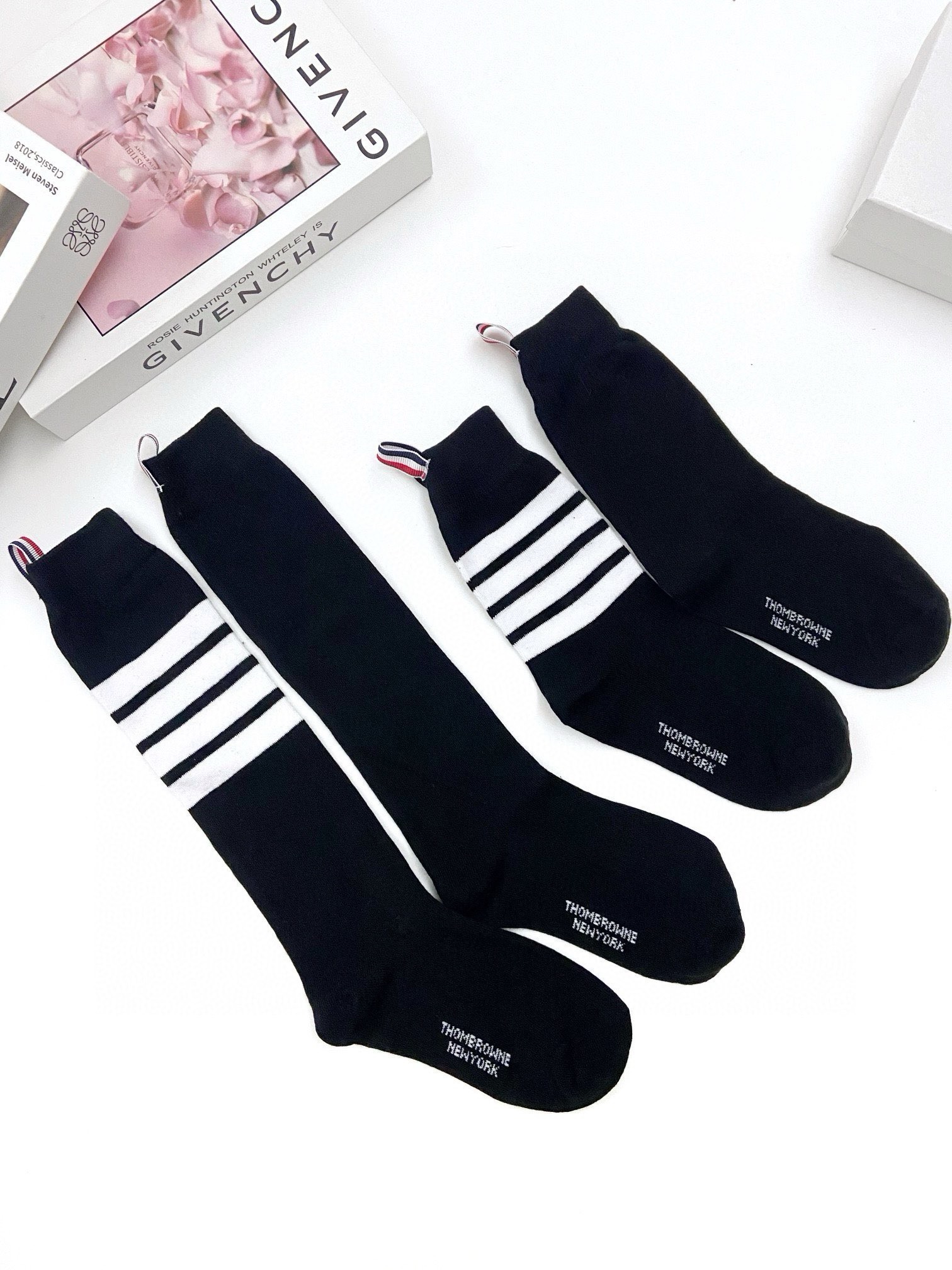 配原版盒 🌟【一盒2 双】 🌟THOM BROWNE · 桑姆 布朗尼❗ 🌟超级爆款！网红小腿袜，中筒袜+长筒袜，经典爆
