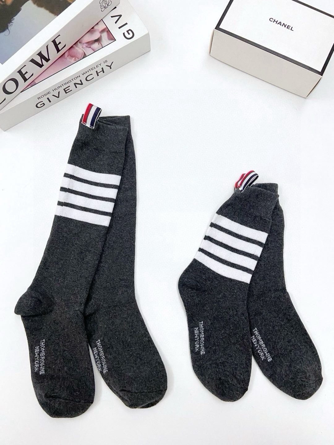 配原版盒 🌟【一盒2 双】 🌟THOM BROWNE · 桑姆 布朗尼❗ 🌟超级爆款！网红小腿袜，中筒袜+长筒袜，经典爆
