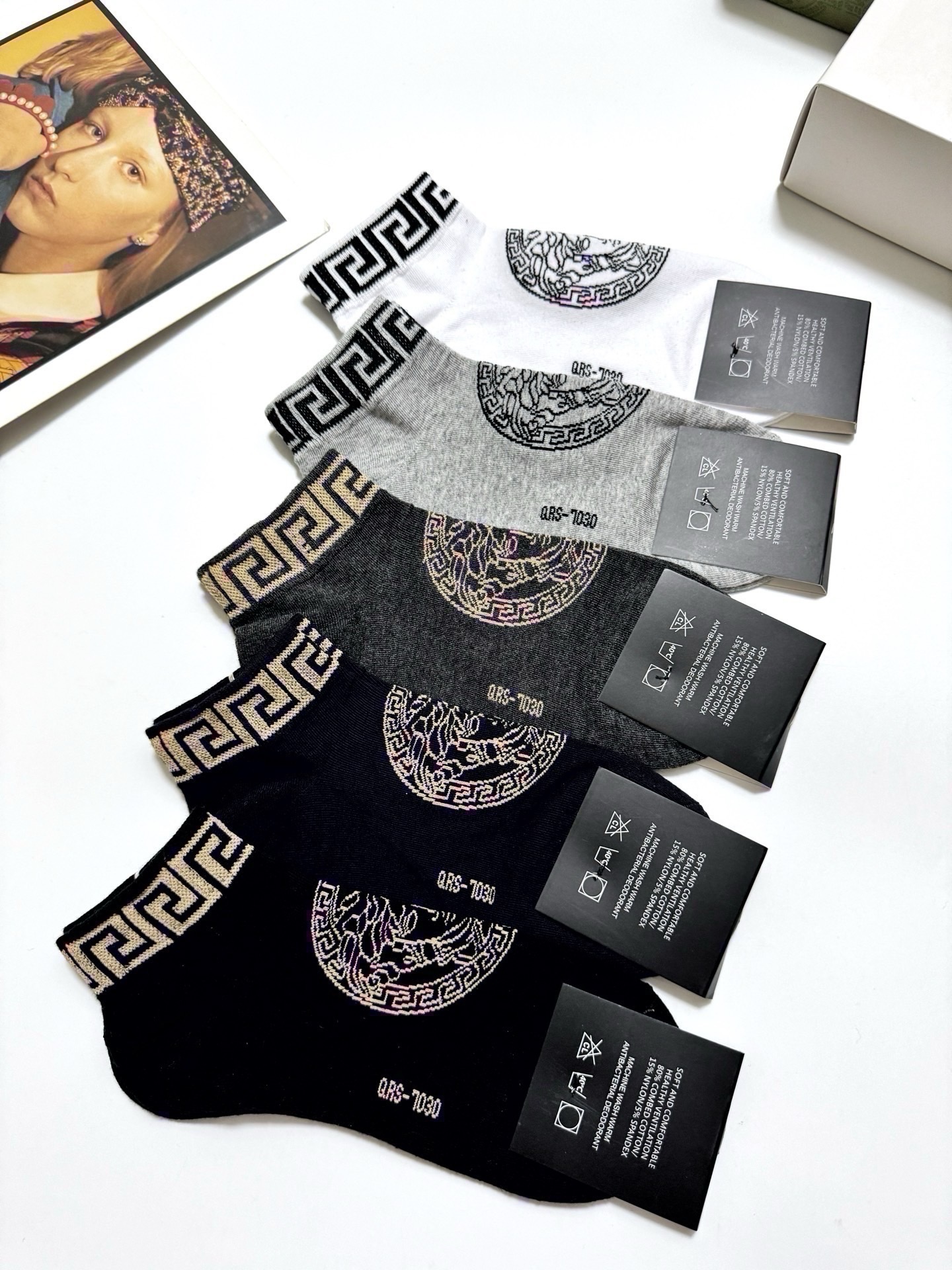 配包装 🌟【一盒5双】男女同款  🌟Versace 范思哲 经典logo 纯棉短袜   ，ins超火爆短袜，纯棉面料，潮