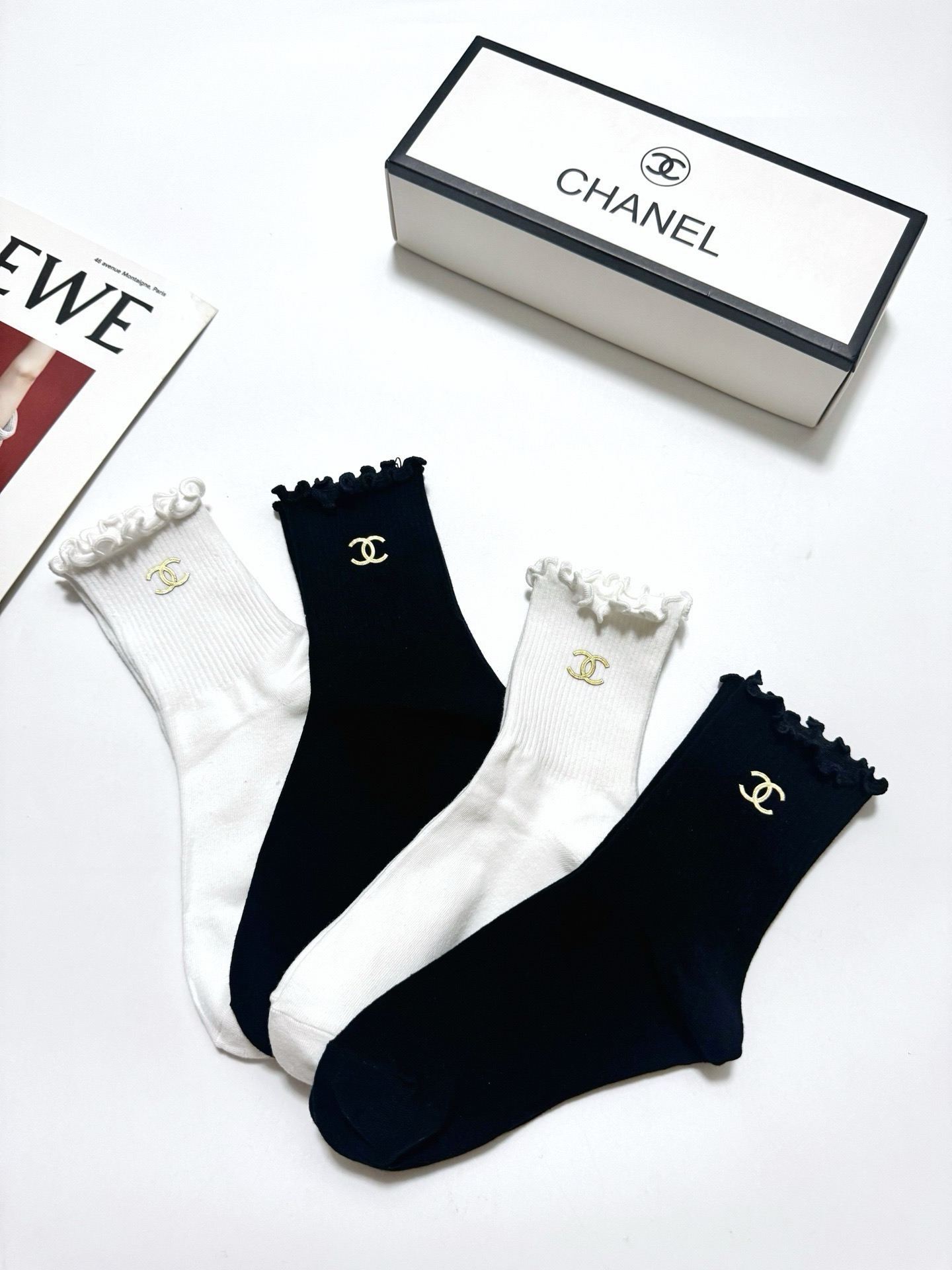 配包装 🌟【一盒4双】 🌟Chanel 香奈儿 经典纯色 字母logo 纯棉木耳边中筒袜 🌟ins爆款!专柜在售ing 配包装 🌟【一盒4双】 🌟Chanel 香奈儿 经典纯色 字母logo 纯棉木耳边中筒袜 🌟ins爆款!专柜在售ing