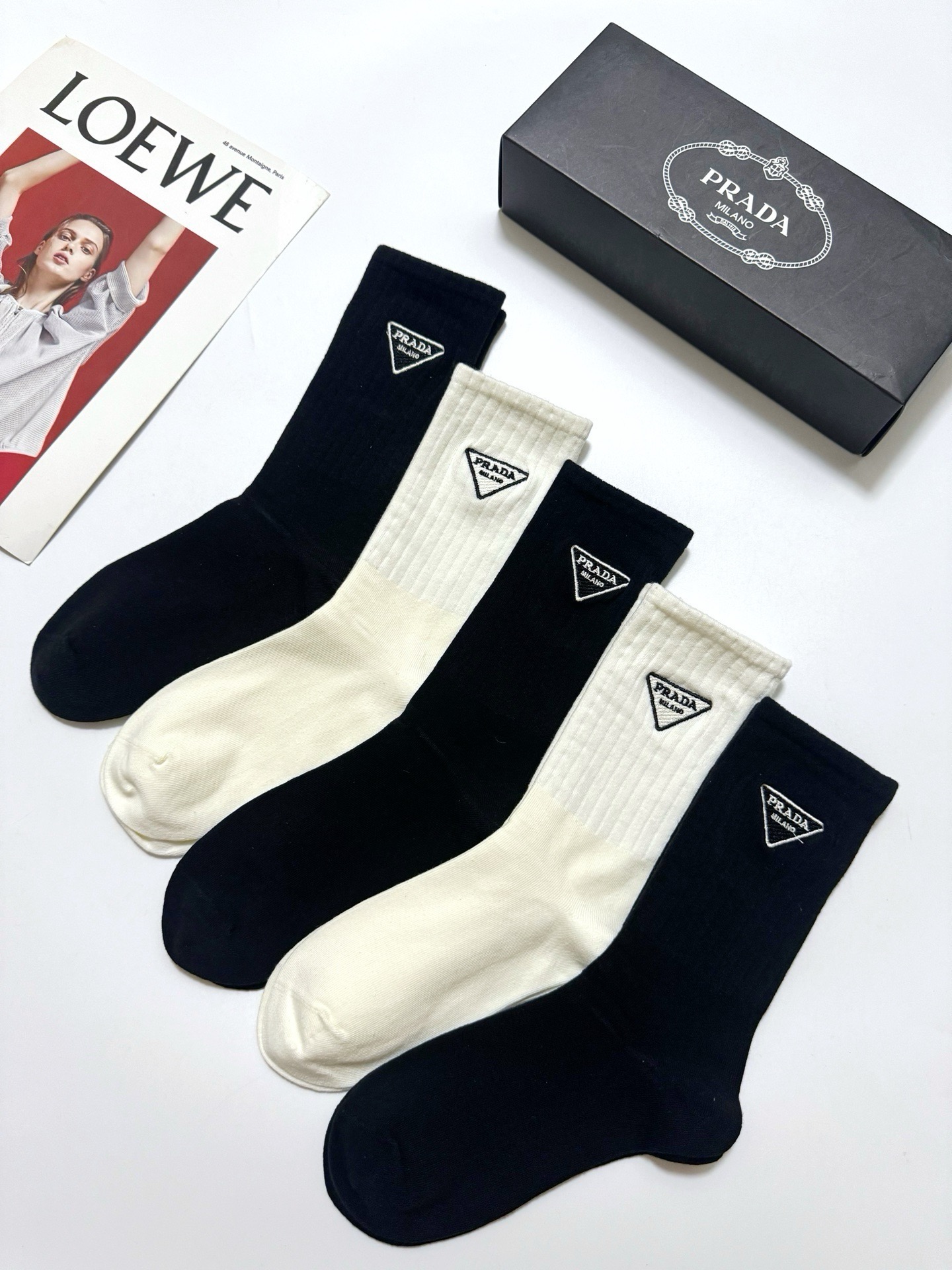 配包装 🌟【一盒5 双】  🌟Prada 普拉达  经典刺绣字母logo 纯棉中筒袜   ，ins超火爆小腿袜，纯棉面料