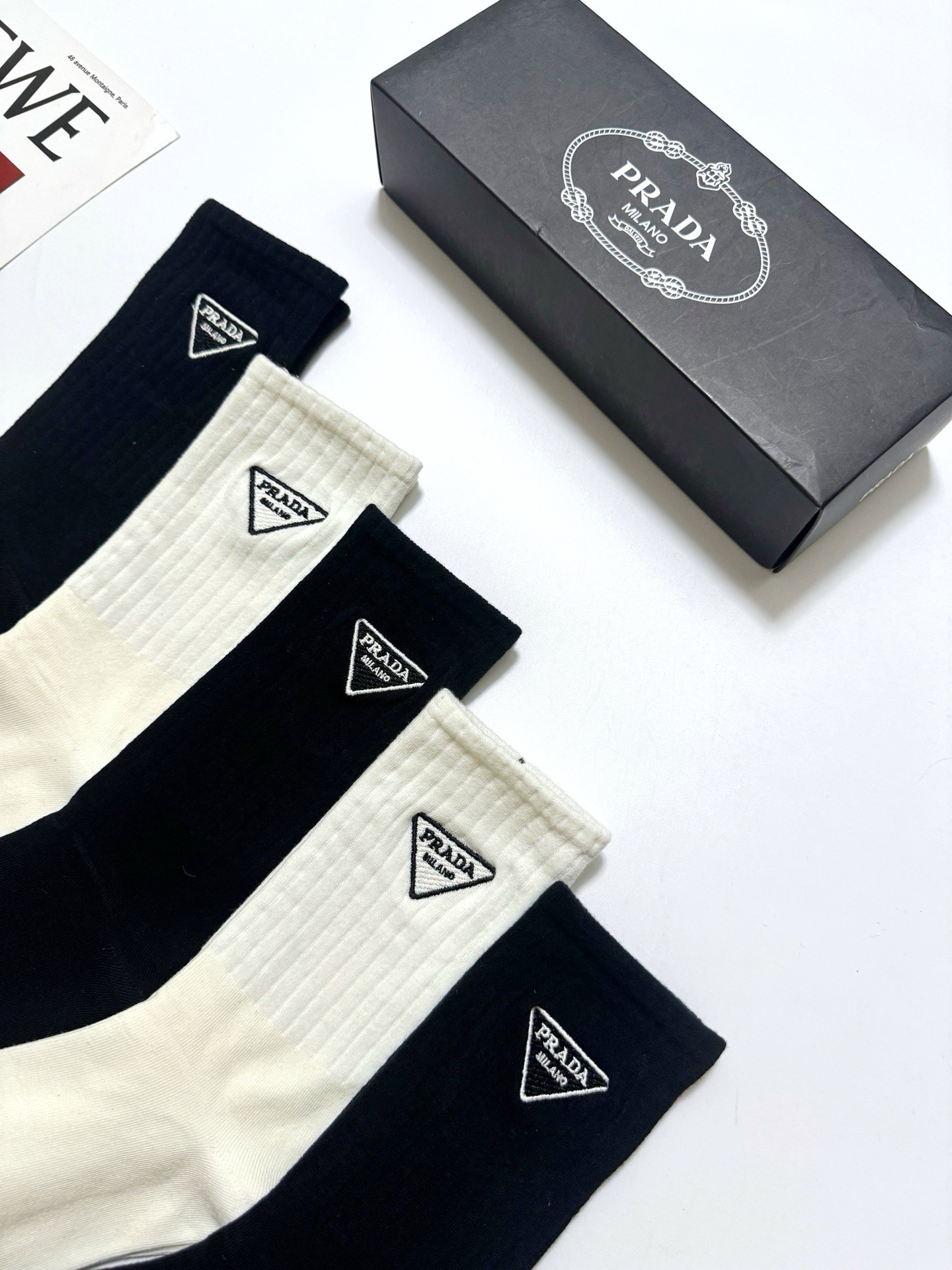 配包装 🌟【一盒5 双】  🌟Prada 普拉达  经典刺绣字母logo 纯棉中筒袜   ，ins超火爆小腿袜，纯棉面料