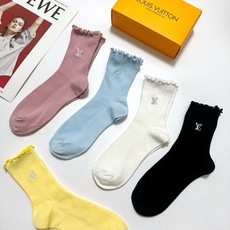 配包装 🌟【一盒5 双】 🌟LV 路易威登 经典刺绣字母logo 纯棉中筒袜 ,ins超火爆小腿袜,纯棉面料,潮人 配包装 🌟【一盒5 双】 🌟LV 路易威登 经典刺绣字母logo 纯棉中筒袜 ,ins超火爆小腿袜,纯棉面料,潮人