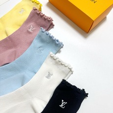 配包装 🌟【一盒5 双】 🌟LV 路易威登 经典刺绣字母logo 纯棉中筒袜 ,ins超火爆小腿袜,纯棉面料,潮人 配包装 🌟【一盒5 双】 🌟LV 路易威登 经典刺绣字母logo 纯棉中筒袜 ,ins超火爆小腿袜,纯棉面料,潮人