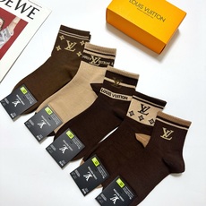 配包装 🌟【一盒5 双】 🌟LV 路易威登 经典字母 logo短袜 !纯棉面料软糯亲肤! 🌟ins爆款!专柜在售ing 配包装 🌟【一盒5 双】 🌟LV 路易威登 经典字母 logo短袜 !纯棉面料软糯亲肤! 🌟ins爆款!专柜在售ing