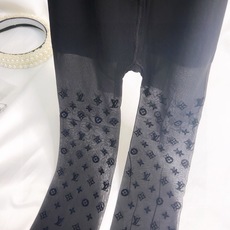 配包装 【一盒一双】🌟LV路易·威登经典植绒老化字母丝袜 🌟好看到爆炸 ,欧美大牌丝袜🔥一比一高版本制作,可以看得到的工 配包装 【一盒一双】🌟LV路易·威登经典植绒老化字母丝袜 🌟好看到爆炸 ,欧美大牌丝袜🔥一比一高版本制作,可以看得到的工