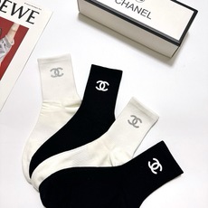 配包装 🌟【一盒4双】 🌟Chanel 香奈儿 经典纯色 字母logo 纯棉中筒袜 🌟ins爆款!专柜在售ing 🌟原 配包装 🌟【一盒4双】 🌟Chanel 香奈儿 经典纯色 字母logo 纯棉中筒袜 🌟ins爆款!专柜在售ing 🌟原