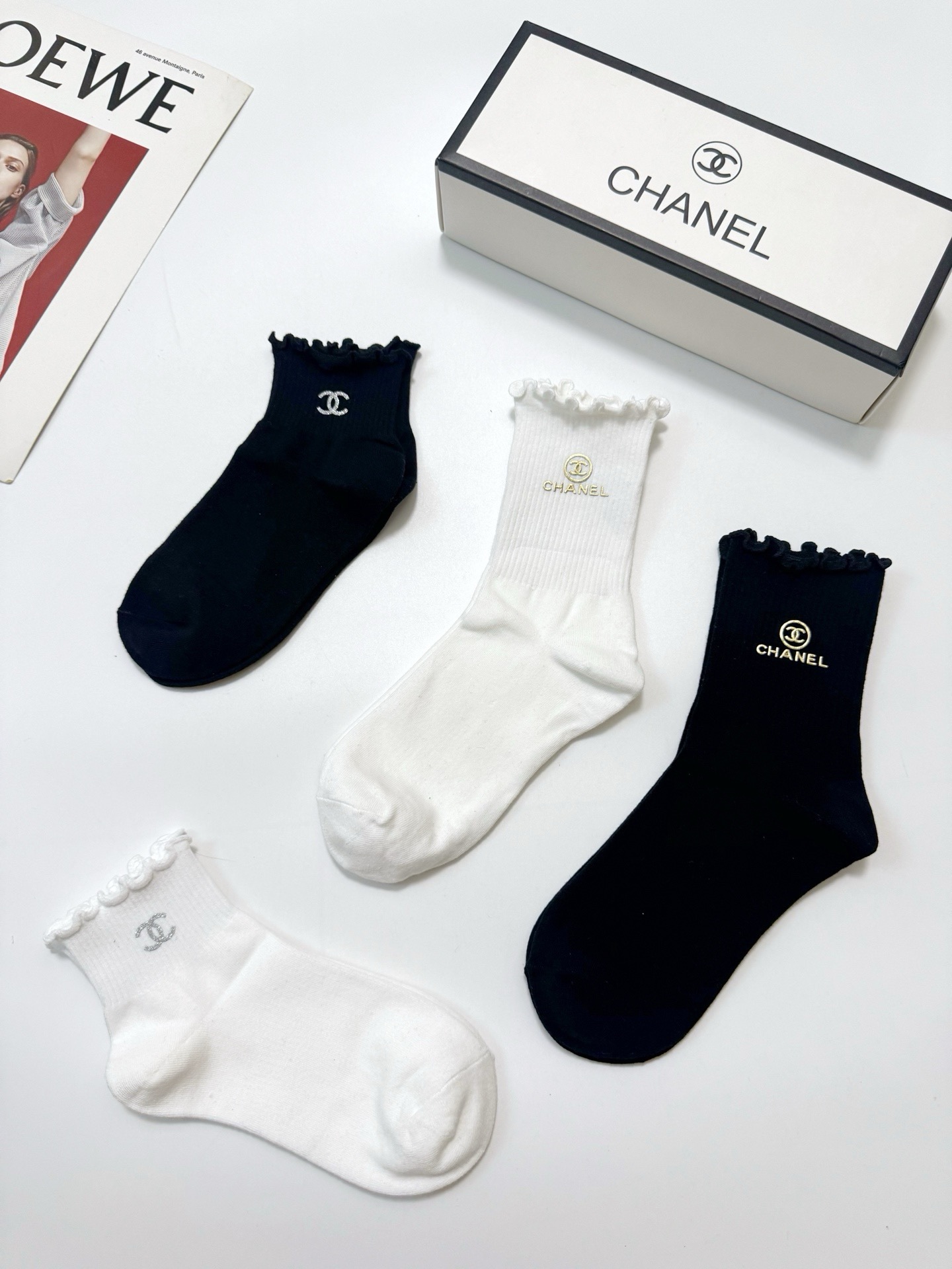 配包装 🌟【一盒4 双】 🌟Chanel 香奈儿 经典字母logo 透气纯棉花边短筒袜 ,ins超火爆红人同款,精美 配包装 🌟【一盒4 双】 🌟Chanel 香奈儿 经典字母logo 透气纯棉花边短筒袜 ,ins超火爆红人同款,精美