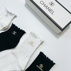 配包装 🌟【一盒4 双】 🌟Chanel 香奈儿 经典字母logo 透气纯棉花边短筒袜 ,ins超火爆红人同款,精美 配包装 🌟【一盒4 双】 🌟Chanel 香奈儿 经典字母logo 透气纯棉花边短筒袜 ,ins超火爆红人同款,精美
