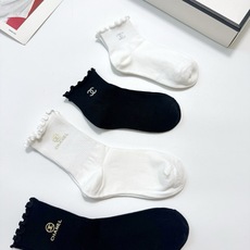 配包装 🌟【一盒4 双】 🌟Chanel 香奈儿 经典字母logo 透气纯棉花边短筒袜 ,ins超火爆红人同款,精美 配包装 🌟【一盒4 双】 🌟Chanel 香奈儿 经典字母logo 透气纯棉花边短筒袜 ,ins超火爆红人同款,精美