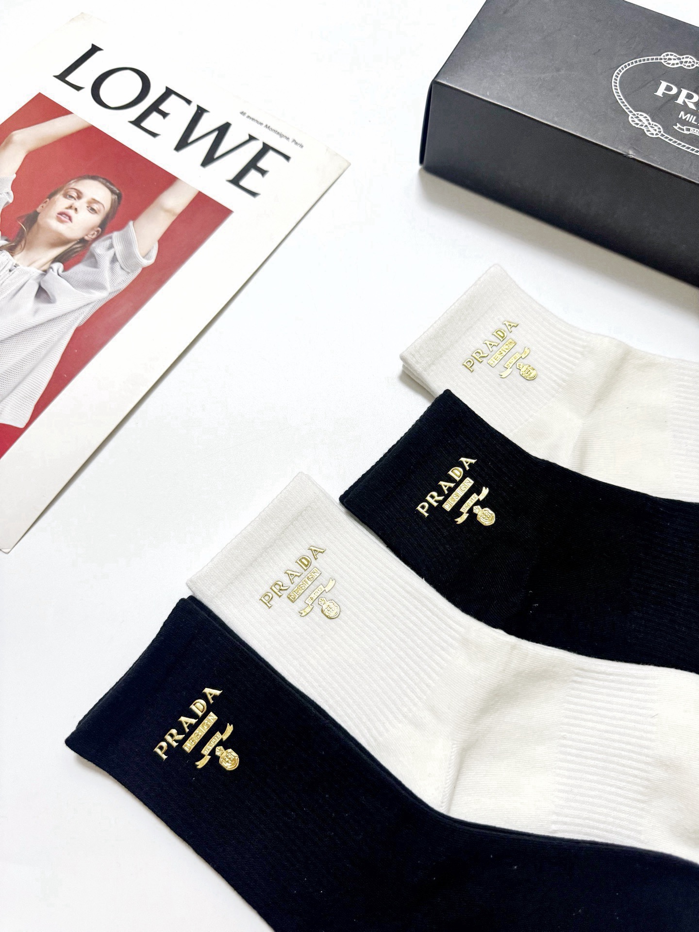 配包装 🌟【一盒4 双】 🌟Prada 普拉达 经典字母logo 透气纯棉中筒袜 ,重工配饰,ins超火爆红人同款,精 配包装 🌟【一盒4 双】 🌟Prada 普拉达 经典字母logo 透气纯棉中筒袜 ,重工配饰,ins超火爆红人同款,精