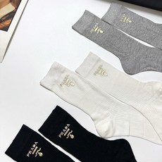 配包装 🌟【一盒3 双】 🌟Prada 普拉达 经典字母logo 超薄透气中筒袜 ,ins超火爆空调袜,潮人必备 ,经 配包装 🌟【一盒3 双】 🌟Prada 普拉达 经典字母logo 超薄透气中筒袜 ,ins超火爆空调袜,潮人必备 ,经