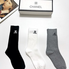 配包装 🌟【一盒3 双】 🌟Chanel 香奈儿 经典字母logo 纯棉中筒袜 🌟ins爆款!专柜在售ing 🌟好看到 配包装 🌟【一盒3 双】 🌟Chanel 香奈儿 经典字母logo 纯棉中筒袜 🌟ins爆款!专柜在售ing 🌟好看到
