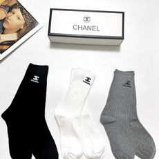 配包装 🌟【一盒3 双】 🌟Chanel 香奈儿 经典字母logo 纯棉中筒袜 🌟ins爆款!专柜在售ing 🌟好看到 配包装 🌟【一盒3 双】 🌟Chanel 香奈儿 经典字母logo 纯棉中筒袜 🌟ins爆款!专柜在售ing 🌟好看到