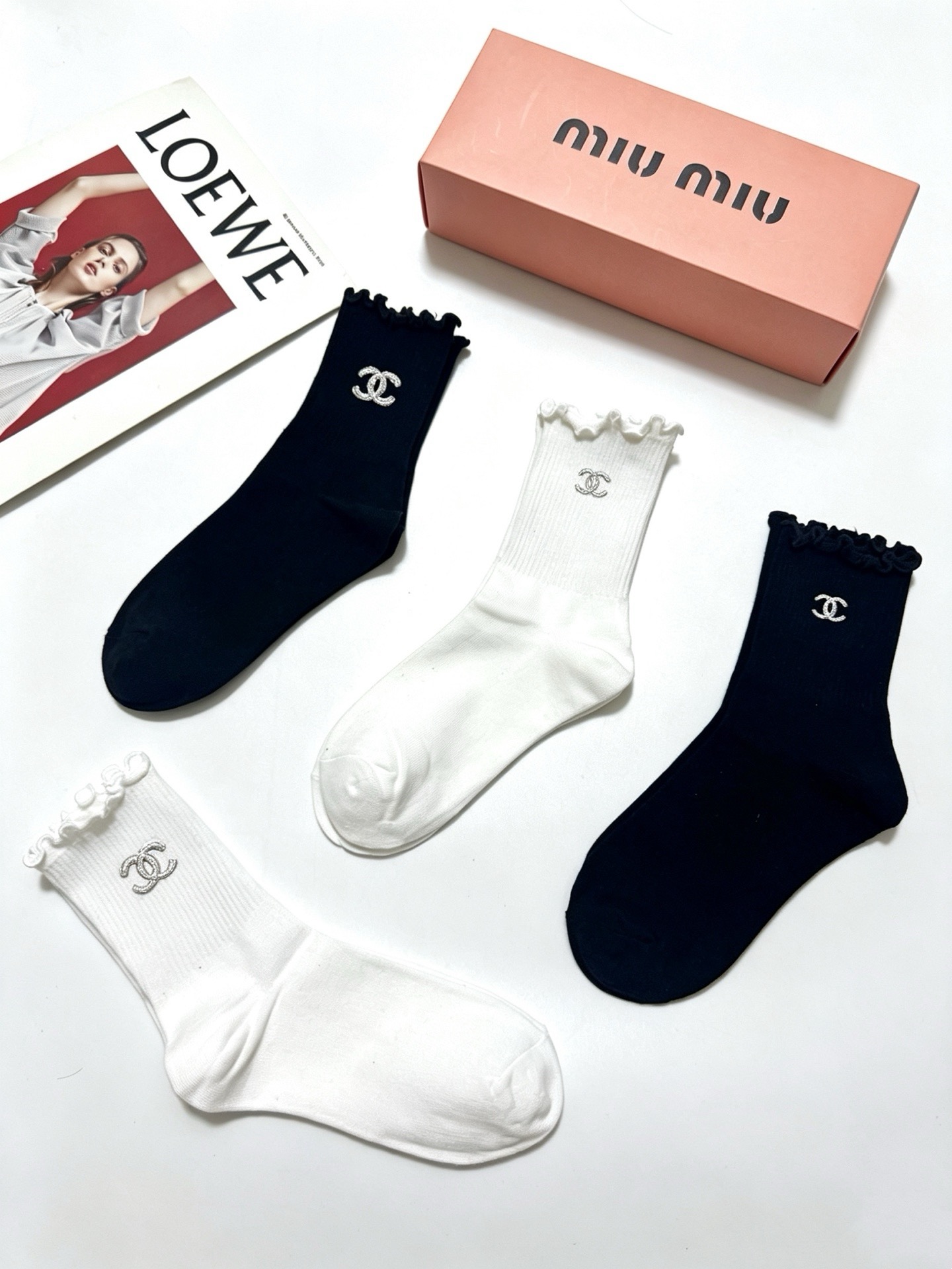 配包装 🌟【一盒4双】 🌟Chanel 香奈儿 经典字母logo 木耳边纯棉中筒袜 经典纯色 🌟ins爆款!专柜在售in 配包装 🌟【一盒4双】 🌟Chanel 香奈儿 经典字母logo 木耳边纯棉中筒袜 经典纯色 🌟ins爆款!专柜在售in
