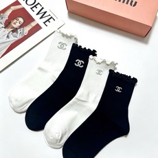 配包装 🌟【一盒4双】 🌟Chanel 香奈儿 经典字母logo 木耳边纯棉中筒袜 经典纯色 🌟ins爆款!专柜在售in 配包装 🌟【一盒4双】 🌟Chanel 香奈儿 经典字母logo 木耳边纯棉中筒袜 经典纯色 🌟ins爆款!专柜在售in