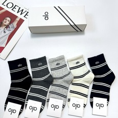 配包装 🌟【一盒5 双】 🌟alo 条纹 字母logo纯棉中筒袜 🌟重工装饰个性时尚 🌟ins爆款!专柜在售ing 配包装 🌟【一盒5 双】 🌟alo 条纹 字母logo纯棉中筒袜 🌟重工装饰个性时尚 🌟ins爆款!专柜在售ing