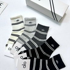 配包装 🌟【一盒5 双】 🌟alo 条纹 字母logo纯棉中筒袜 🌟重工装饰个性时尚 🌟ins爆款!专柜在售ing 配包装 🌟【一盒5 双】 🌟alo 条纹 字母logo纯棉中筒袜 🌟重工装饰个性时尚 🌟ins爆款!专柜在售ing