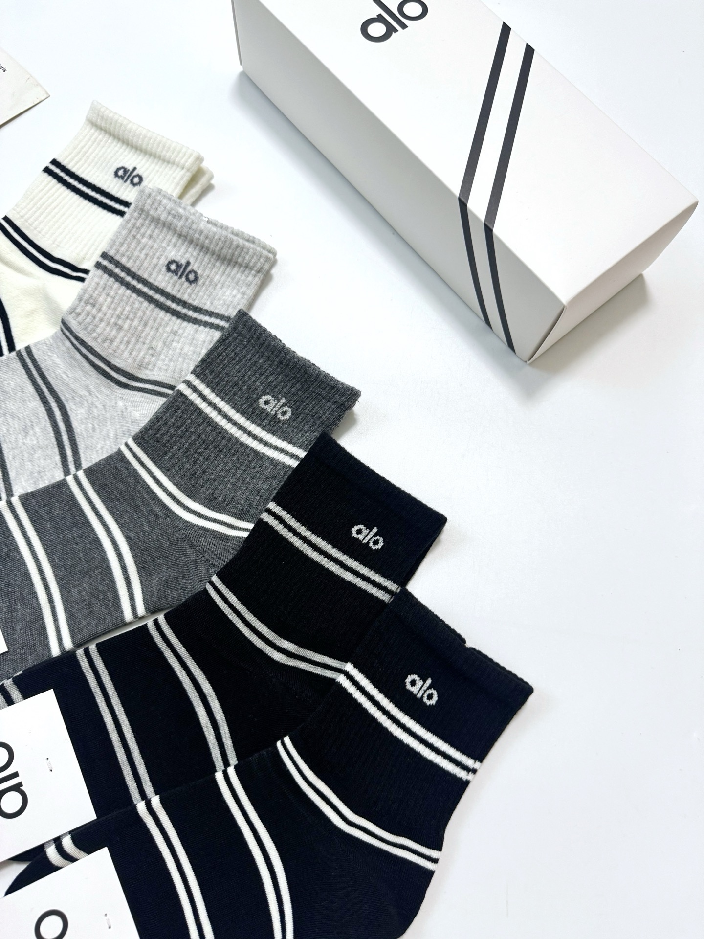 配包装 🌟【一盒5 双】 🌟alo 条纹 字母logo纯棉中筒袜 🌟重工装饰个性时尚 🌟ins爆款!专柜在售ing 配包装 🌟【一盒5 双】 🌟alo 条纹 字母logo纯棉中筒袜 🌟重工装饰个性时尚 🌟ins爆款!专柜在售ing
