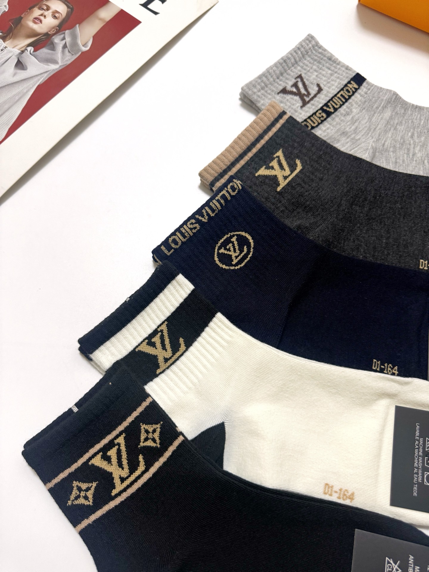 配包装 🌟【一盒5 双】 🌟LV 路易威登 经典字母 logo短袜  ！纯棉面料软糯亲肤！ 🌟ins爆款！专柜在售ing