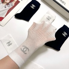 配包装 🌟【一盒4 双】 🌟Chanel 香奈儿 经典字母logo 超薄无骨中筒袜,纯棉 条纹小腿袜 堆堆袜 🌟ins 配包装 🌟【一盒4 双】 🌟Chanel 香奈儿 经典字母logo 超薄无骨中筒袜,纯棉 条纹小腿袜 堆堆袜 🌟ins