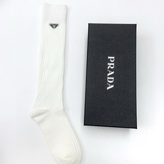 配包装 🌟【一盒一双】 🌟 Prada 普拉达 爆款经典三角标 字母 长筒袜 小腿袜🔥双针针织材质,超完美结合,款式经典 配包装 🌟【一盒一双】 🌟 Prada 普拉达 爆款经典三角标 字母 长筒袜 小腿袜🔥双针针织材质,超完美结合,款式经典
