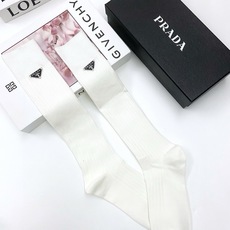 配包装 🌟【一盒一双】 🌟 Prada 普拉达 爆款经典三角标 字母 长筒袜 小腿袜🔥双针针织材质,超完美结合,款式经典 配包装 🌟【一盒一双】 🌟 Prada 普拉达 爆款经典三角标 字母 长筒袜 小腿袜🔥双针针织材质,超完美结合,款式经典