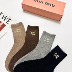 配包装 🌟【一盒4 双】 🌟缪缪 miumiu 经典字母 logo羊毛 中筒袜 !超级软糯亲肤! 🌟ins爆款!专柜在 配包装 🌟【一盒4 双】 🌟缪缪 miumiu 经典字母 logo羊毛 中筒袜 !超级软糯亲肤! 🌟ins爆款!专柜在