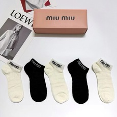 配包装 🌟【一盒5 双】 🌟miumiu 缪缪 经典字母 logo 夏季薄款 空调袜 短袜 🌟ins爆款!专柜在售in 配包装 🌟【一盒5 双】 🌟miumiu 缪缪 经典字母 logo 夏季薄款 空调袜 短袜 🌟ins爆款!专柜在售in