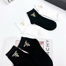 配包装 🌟【一盒4 双】 🌟Prada 普拉达 欧美大牌 经典字母logo 纯棉中筒袜 ,ins超火爆款式 ,超 配包装 🌟【一盒4 双】 🌟Prada 普拉达 欧美大牌 经典字母logo 纯棉中筒袜 ,ins超火爆款式 ,超