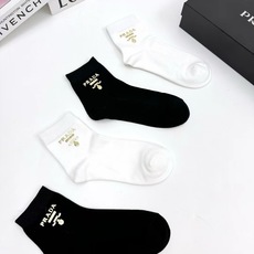 配包装 🌟【一盒4 双】 🌟Prada 普拉达 欧美大牌 经典字母logo 纯棉中筒袜 ,ins超火爆款式 ,超 配包装 🌟【一盒4 双】 🌟Prada 普拉达 欧美大牌 经典字母logo 纯棉中筒袜 ,ins超火爆款式 ,超