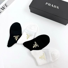 配包装 🌟【一盒4 双】 🌟Prada 普拉达 欧美大牌 经典字母logo 纯棉中筒袜 ,ins超火爆款式 ,超 配包装 🌟【一盒4 双】 🌟Prada 普拉达 欧美大牌 经典字母logo 纯棉中筒袜 ,ins超火爆款式 ,超